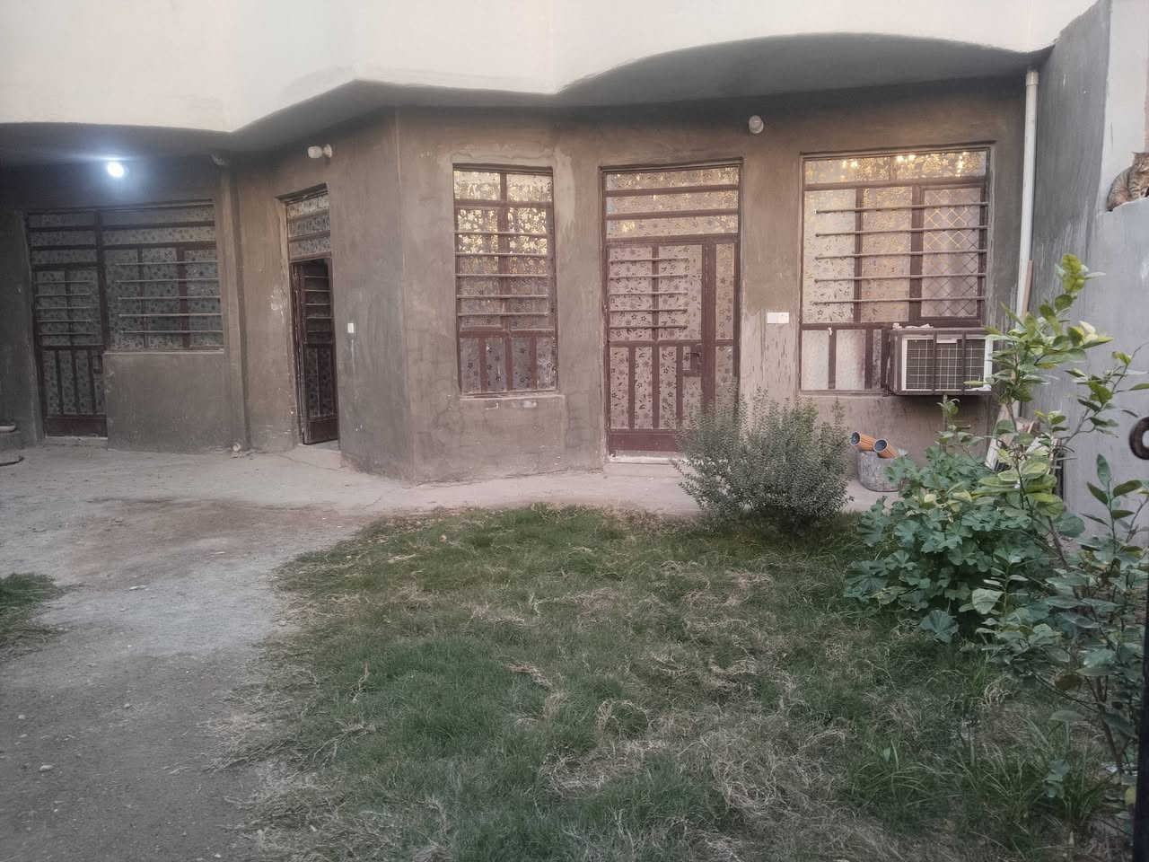 سلام عليكم يتوفر بيت زراعي مساحه 255 المدائن بستان الجمعيه قرب جامع سيد محمد النعيمي
قريب عله مرقد سلمان المحمدي 
يتكون البيت من غرفتين نوم ومطبخ وستقبال وصاله وحديقه وحمامات وحمام خارجي وحديقه 
ومنور داير البيت لاستفسار اكثر اتصل 
‏‪0770 346 4327‬‏
‏‪0782 712 1462‬‏
ابو علي العقار
