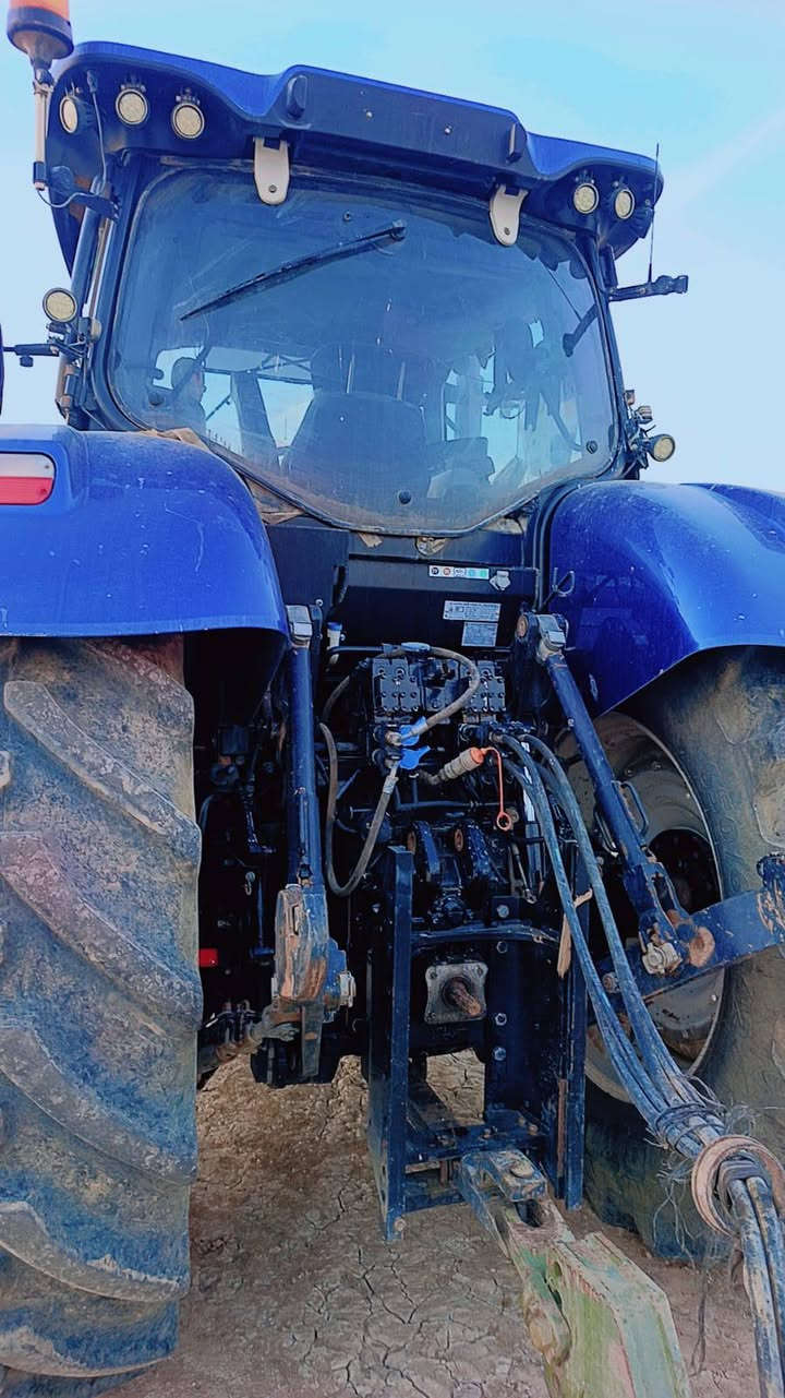 مكينه نيهولند مديل 2016 قرش 270 معى ترنبول 11 معى دسك 32 ايطالي معى خرماشه 4  متر نتصال ***********
