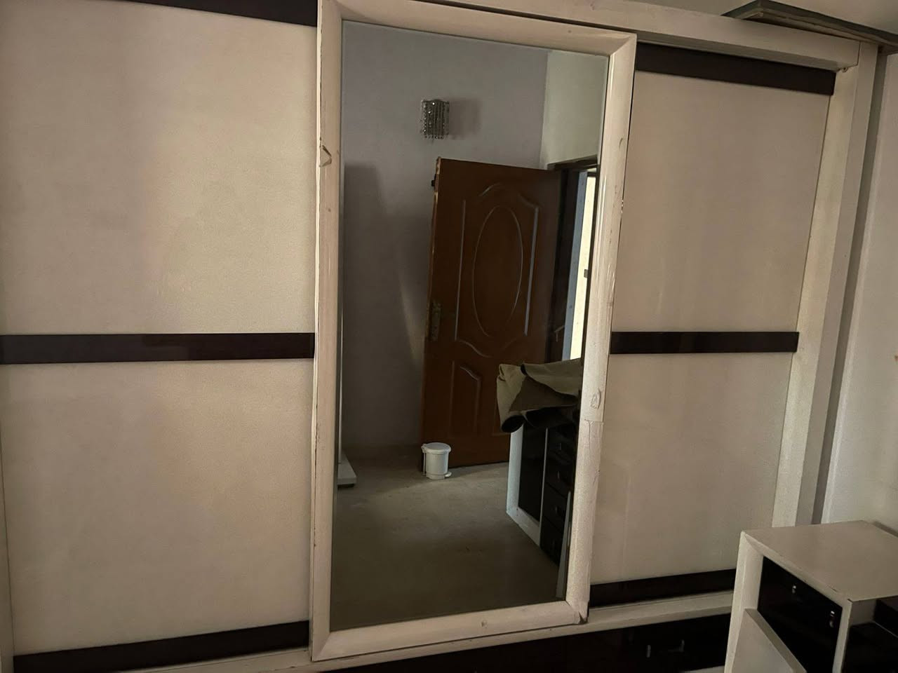 من رخصة لادمن كلشي مابيه بس جلد غرفة ٨ قطع سعر ٣٣٠ شراي يراسلني واتساب ام رحمه لو بغداد ***********
