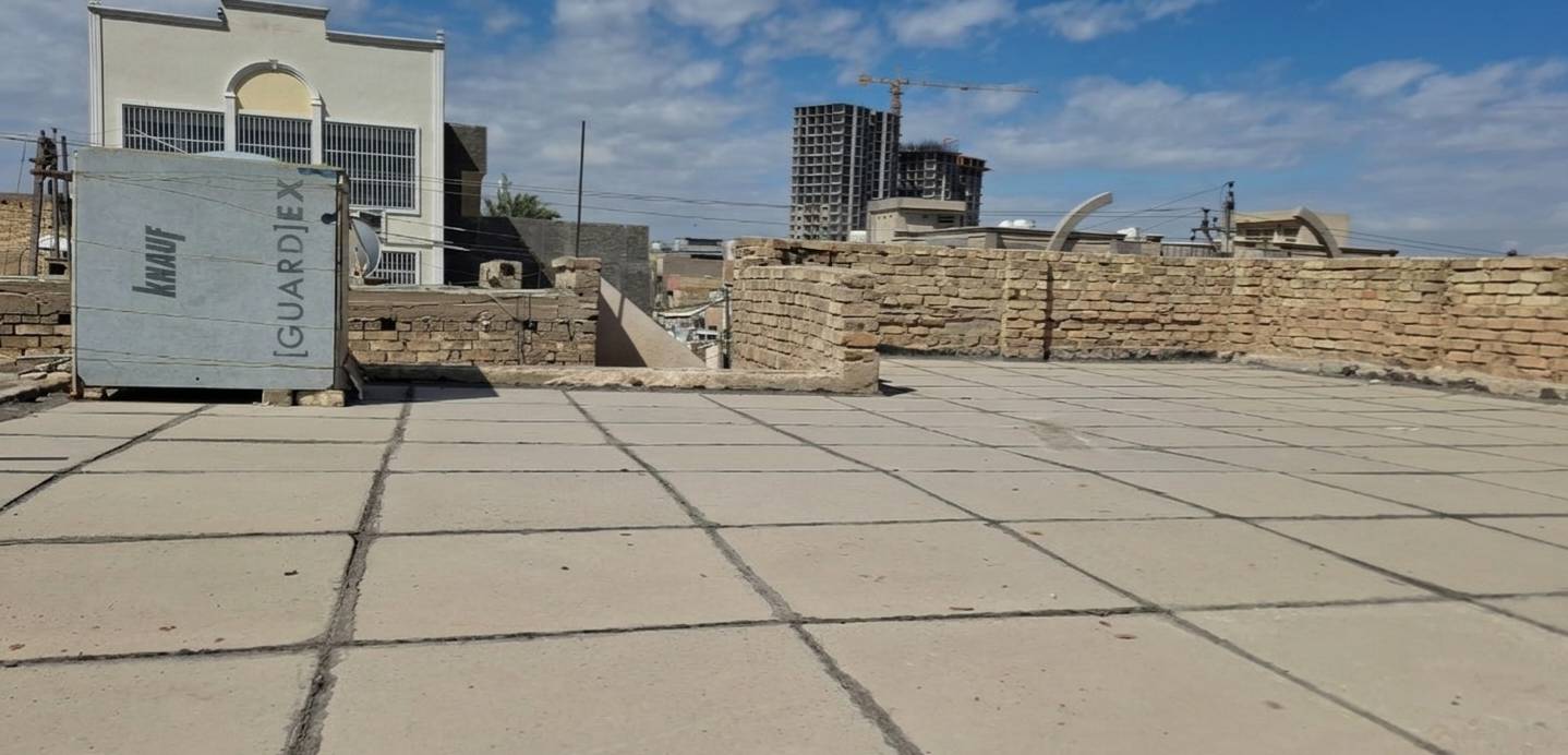 
ما هو موقع البيت بالتحديد؟: 
بغداد حي الرسالة الثانية 
كم مساحة البيت الكلية؟: 
128
هل هناك أي ترميمات أو إصلاحات جديدة؟: 
لا
ما هي التسهيلات القريبة المتوفرة مثل المدارس أو الأسواق؟: 
مدرسة ابتدائية ومتوسطة واسواق وصيدليات
هل السعر قابل للتفاوض؟: 
نعم