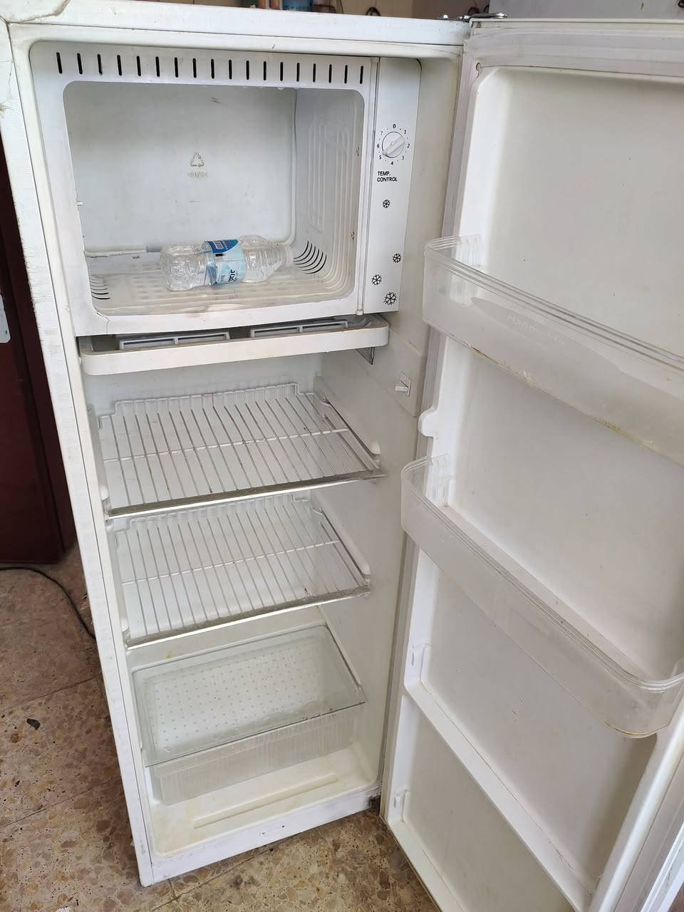 السلام عليكم ورحمة الله وبركاته،
للبيع ثلاجة ماركة HIVER (موديل DS-2300)، حجم 8 قدم "باب واحد"، الثلاجة نظيفة جداً وفوق الممتازة ، 
ما زالت غلافات البلاستيك والنايلون الأصلية عليها لحمايتها من الخدوش.المميزات: تبريد وتجميد سريع وممتاز 
ماطور بلاد الأصلي، هادئة جداً واقتصادية باستهلاك الكهرباء.الضمان: شغال شرط الفحص، وأعطيك عليها ضمان لمدة 10 أيام، إذا ما عجبتك أو فيها أي ملحوظة ترجعها وتاخذ فلوسك، والبيع على ثقة وأمانة.
💰 السعر: 135 ألف  (قفل)
 العنوان: النجف الأشرف -  أبو صخير - شارع السايلو
📞 للتواصل والاتصال: ***********
