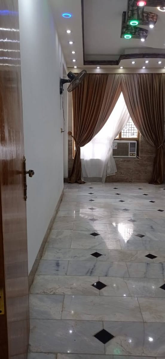 السلام عليكم بيت في حي الغدير طابو زراعي سند ٢٥ المساحه ١٦٠ ركن على شارعين صب كونكريت مسلح الرظيه مرمر خدمات كامله تبليط ومي ومجاري  وكهرباء مقابيل مدرست النوار الاهليه البيت يباع مع الثاث غرفت نوم جديده  مخسله عدد ٢ + مجمد مع ثلاجه مع سبلت مع مكيف مع كاونتر مع طباخ برد مع التئسيساة كامله السعر / ١٠٥ رقم ***********
