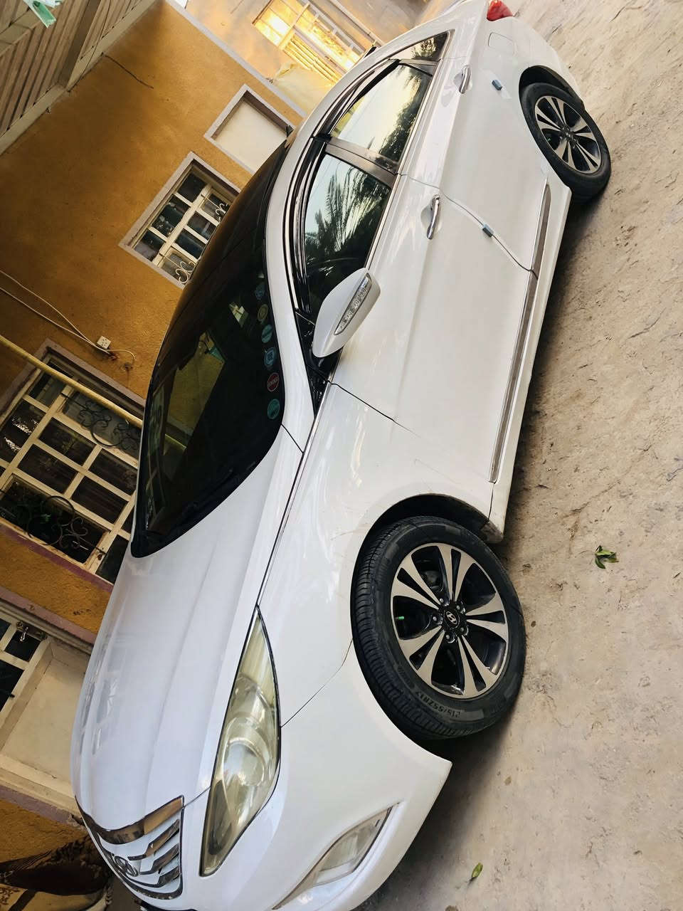 سوناتا ٢٠١١ خليجي Vip
سقف بنوراما 
بصمة تشغيل + ابواب + جنطة
كشنات جلد + كهرباء + خزن ميموري
حساسات
تبريد قطعتين
مكينة ٢٤٠٠ دوش المرغوب
نظام ABS + نظام ايكو
بيها قطع صبغ بدون دواخل 
سعر ١١٠ وبيها مجال شوي
***********
