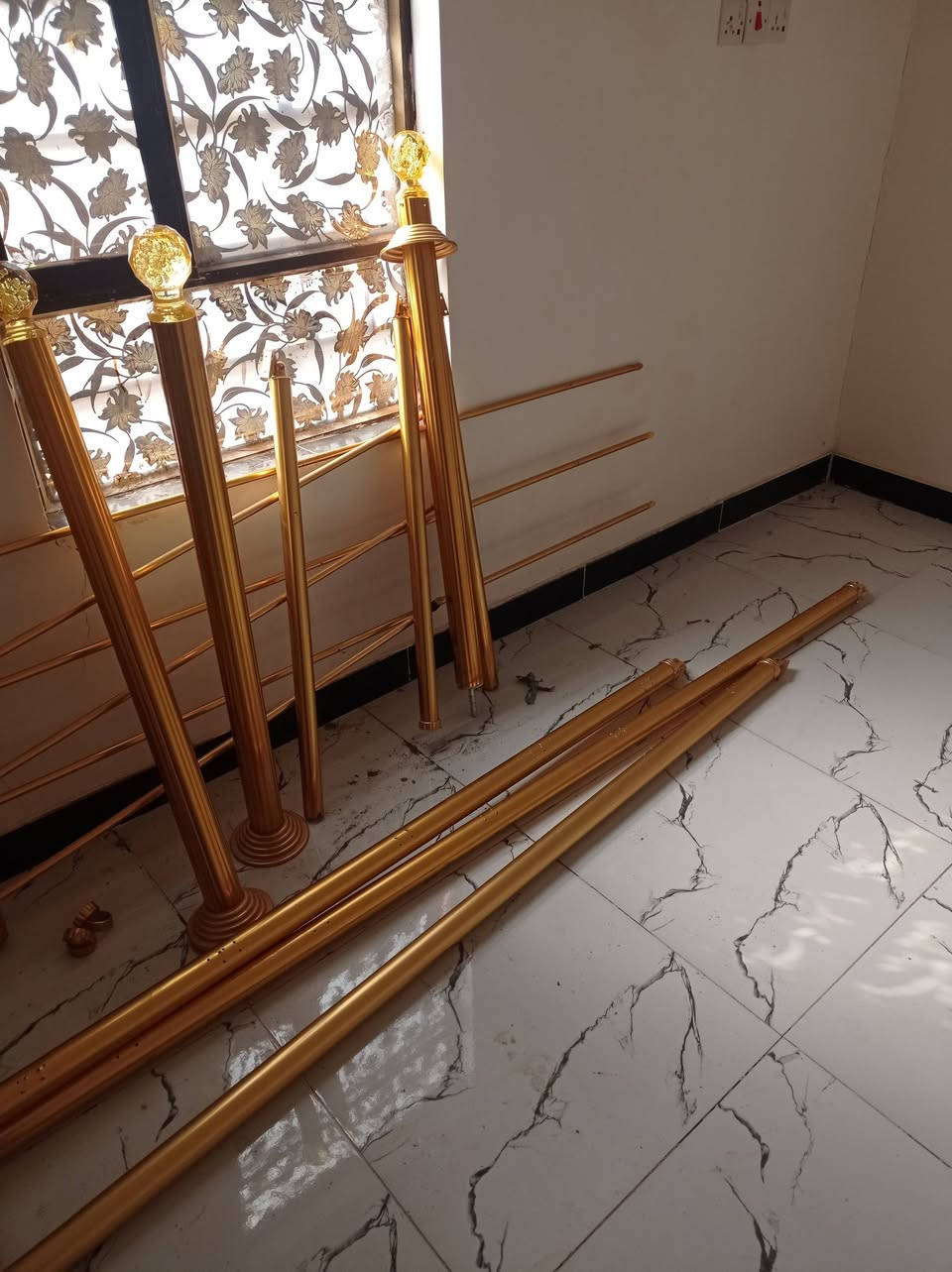 باب..عدد2الطول 196والعرض 87السعر للباب الواحد 125مع محجر الطول ست أمتار ونص..السعر300الف..الاتصال ***********
