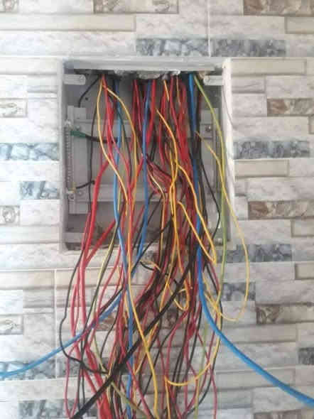 كهربائي لعمل جميع الاعمال الكهربائيه وتأسيس المنازل وشغل درجه اولى واسعار مناسبه نعمل في كل مناطق البصره  ***********
