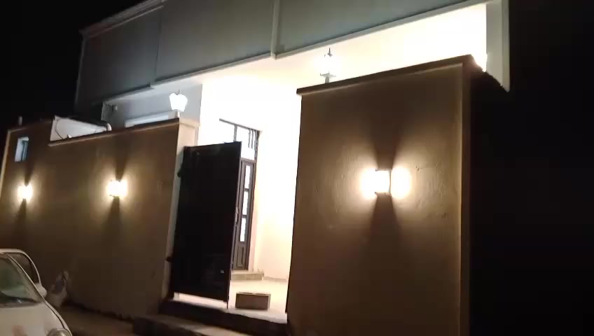 السلام عليكم
دار للإيجار 

العنوان الجغيفي الثانية ارض البونايل قرب قبل سيطرة دخول الفلوجة 

مساحة الدار 150 متر بناء كامل بناء جديد اليوم طلع منه العمل بعده جديد 

المواصفات،،  يتكون الدار من طابق ارضي: مطبخ واسع و 2 غرفه نوم حجم كل واحده 4×460 و غرفة ضيوف حجم مقبول و صالة وسط وحمام وتواليت داخلي وتواليت خارجي ومناور 2

طابق ثاني فقط بيتونه واسعه ممكن تصير مخزن للمستأجر

وسطحين

البيت جاهز من كلشي ماكو اي نقص وبناء البيت فول مواصفات معقوله ومذكور هذا بالفديو 

ملاحظة::  يوجد بجانب الدار قطعه ١٥٠ متر ان اراد المستأجر استأجارها مع الدار سنقوم بتسيجها وضمها للدار ك حديقه)) هذا الامر اختياري للمستأجر لان يترب على ذلك اضافة لمبلغ الاجار

المبلغ المطلوب للاجار الشهري 450 الف قابل للتفاوض

،، 

المبلغ المطلوب مع الحديقه 500 الف غير قابل للتفاوض وهذ الامر اختياري وليس اجباري

ملاحظة اخيره،،،  العائلة التتكون من اكثر من زوجين و٣ اطفال  اسف ماااجرلهم لان الدار صغير واني بيتي واريد احافظ عليه واسئل عنهم واعرفهم واعرف اصلهم ياله اوافق على الاتفاق وياهم  لان ما احب اجيب النفسي والجيراني المشاكل ولان ما ااجر الناس غربه

اليشوف الدار والشروط تخدمه حياه الله والميخصه الموضوع الرجاء لايعلق لان راح ارد عليه برد مايرضي

 

للاستفسار ***********
