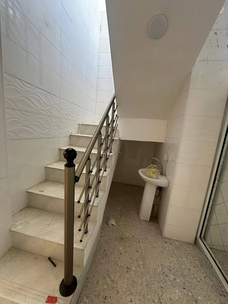 السلام عليكم بيت لبيع مساحه 50م طابقين غرفه واحده هورجب البصمه سعر ٥٥ لاستفسار ***********
