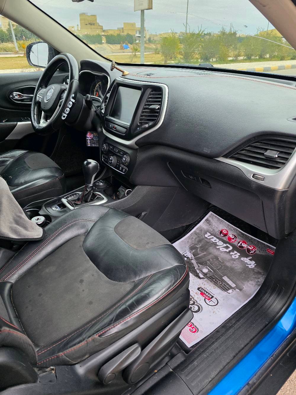 جيب شيروكي بزون ترايل هوك اعله فئه 2018 6سلندر حادثهة خفيف بدون ايرباك لون مميز ازرق فيروزي ماشيه 127 ميل مكان السياره العماره السعر 135 ورقه وبيهة مجال بسيط 