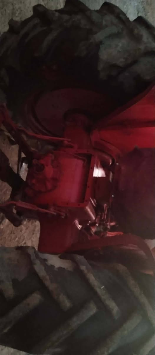 مكلف بالنشر تركتر نوعيه بولندر اربعه المحرك بيه بخار الگير شرط والاكسل شرط تايرات الورى نص عمر والتاير ات الاماميه جدد السعر خمس ملايين ونصف وبيها مجال قليل العنوان محافظة نينوى ناحيه الگياره قريه الهرافي الشراي الاتصال على الرقم ***********
