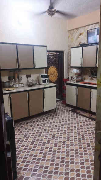 السلام عليكم بيت منطقه  حي الظباط يم قسم البلدي حي سعيد للبيع مساحه 450 ////5 غرف نوم 💤 البيت لاول الكيلودر مساحه 10 /4 ونص وللصاله 9/4 نزار 30 واجهه 16 بيت عباره عن بيتين  اربع غرف وصالتين حجم جبير  متر البيت الثاني كليدور 5/4  الثانيه الصاله 5/8 متر  هول  الثاني 5 /4 بمطابخ سيراميك. درجه منتازه  عدد اثنين حدائق اثنين مساحه 100 صحيات عدد اثنين خارجيات  وصحيات عداد واحد داخل البيت عبار عن ///صب طابوك /ا//1لسعر على الخاص رقم الهاتف ***********
