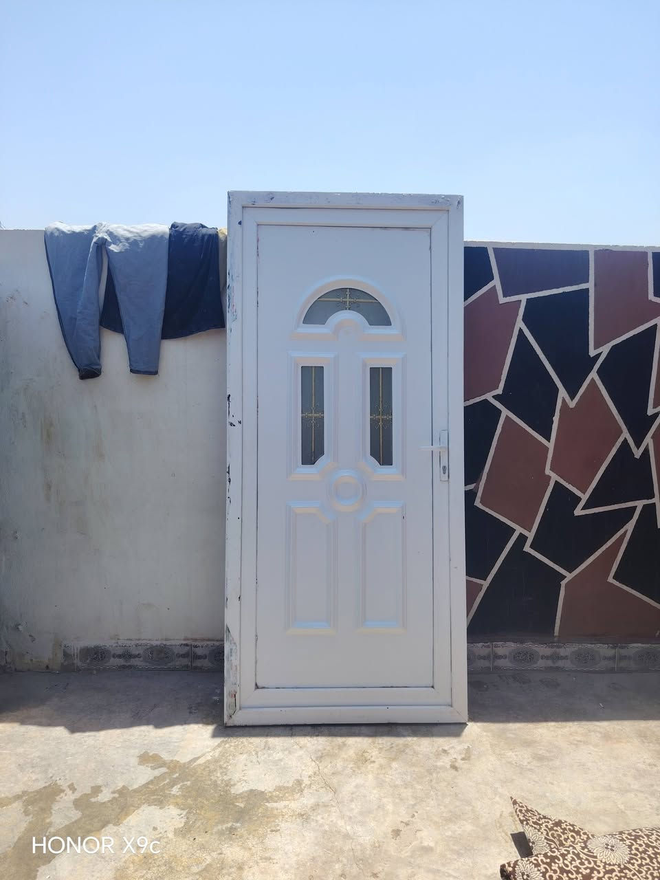 السلام عليكم باب بلاستك جديد لوك الطول مترين و20سانتيم والعرض متر و10سانتيم السعر 90شراي اتصل ***********
