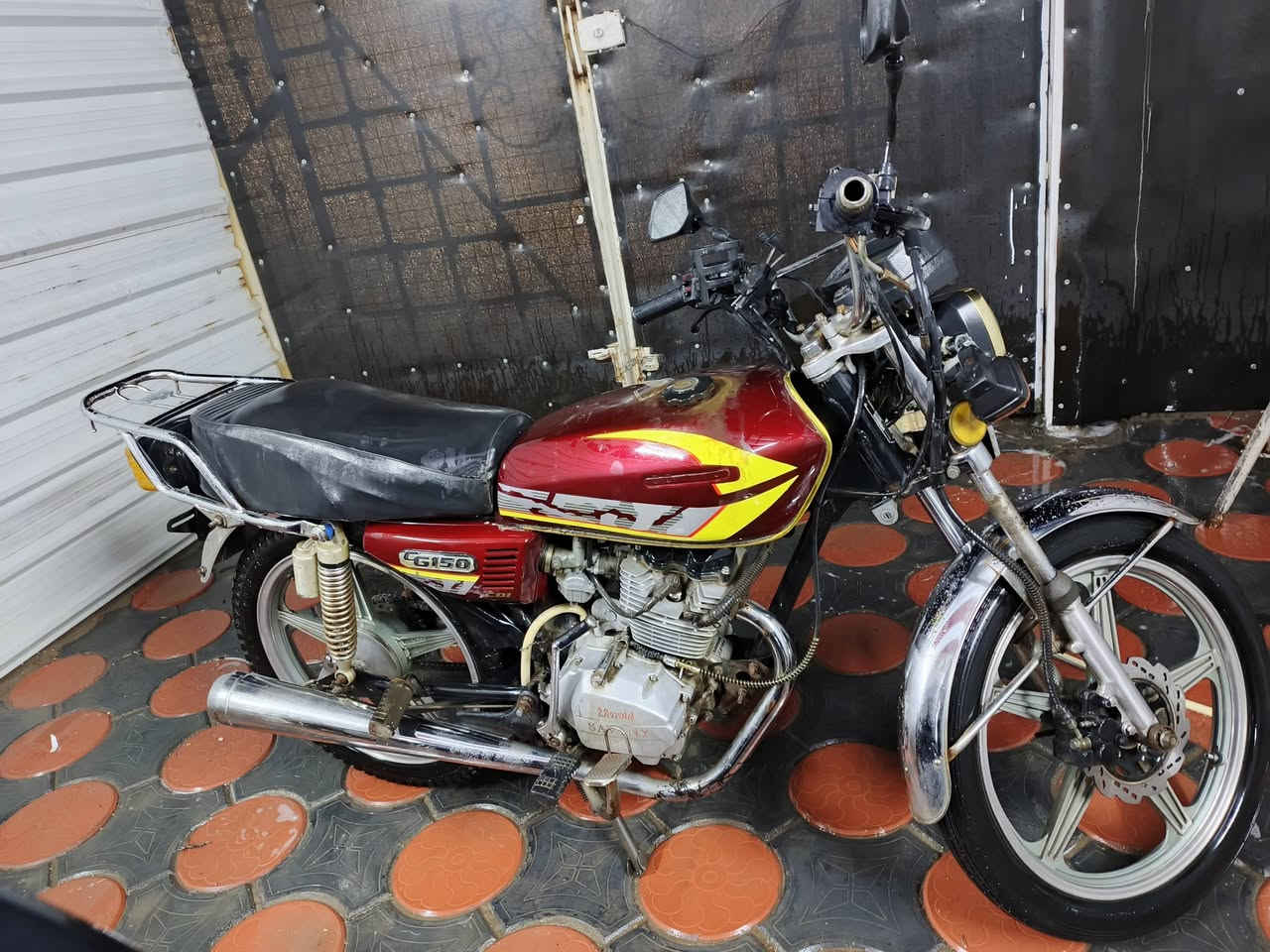 سيفان 2018 كايمه
كهربائيات شغاله كلها
سلف شغال .... باتري جديد
تايرات جدد  بيها مكاتبه اكفلها سرقه دراجه نقصها بس تجفيت
مكاني بغداد الحريه 
سعر 190 وبيها مجال 
رقمي ***********
