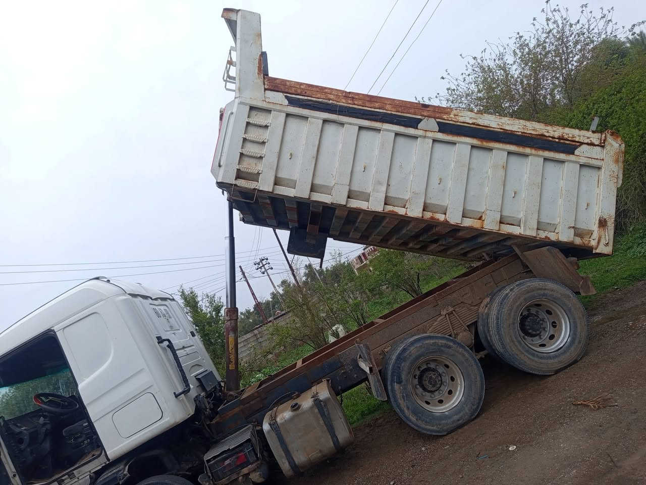 سلام عليكم
للبيع فقط 
سكانيا بومة 
الموديل 2001 رقم اربيل بأسمي تحويل مباشر 
مجموعة فالفو جي اف خفيفة 
تبريد شغال بس شحن غاز 
جاهزة للعمل 
السعر 230 بيها مجال للشراي 
للاستفسار *********** اتصال و واتساب
