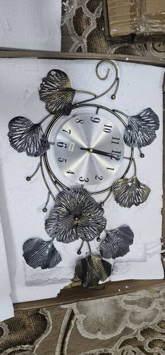 ساعات جدارية السعر قطعتين ب٣٠ الف جدد بالكارتون غير مستخدمات البصرة حي المهندسين واتساب ***********
