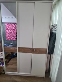 سرير ١٦٠×٢٠٠ • ٥ أبواب • ميز تواليت