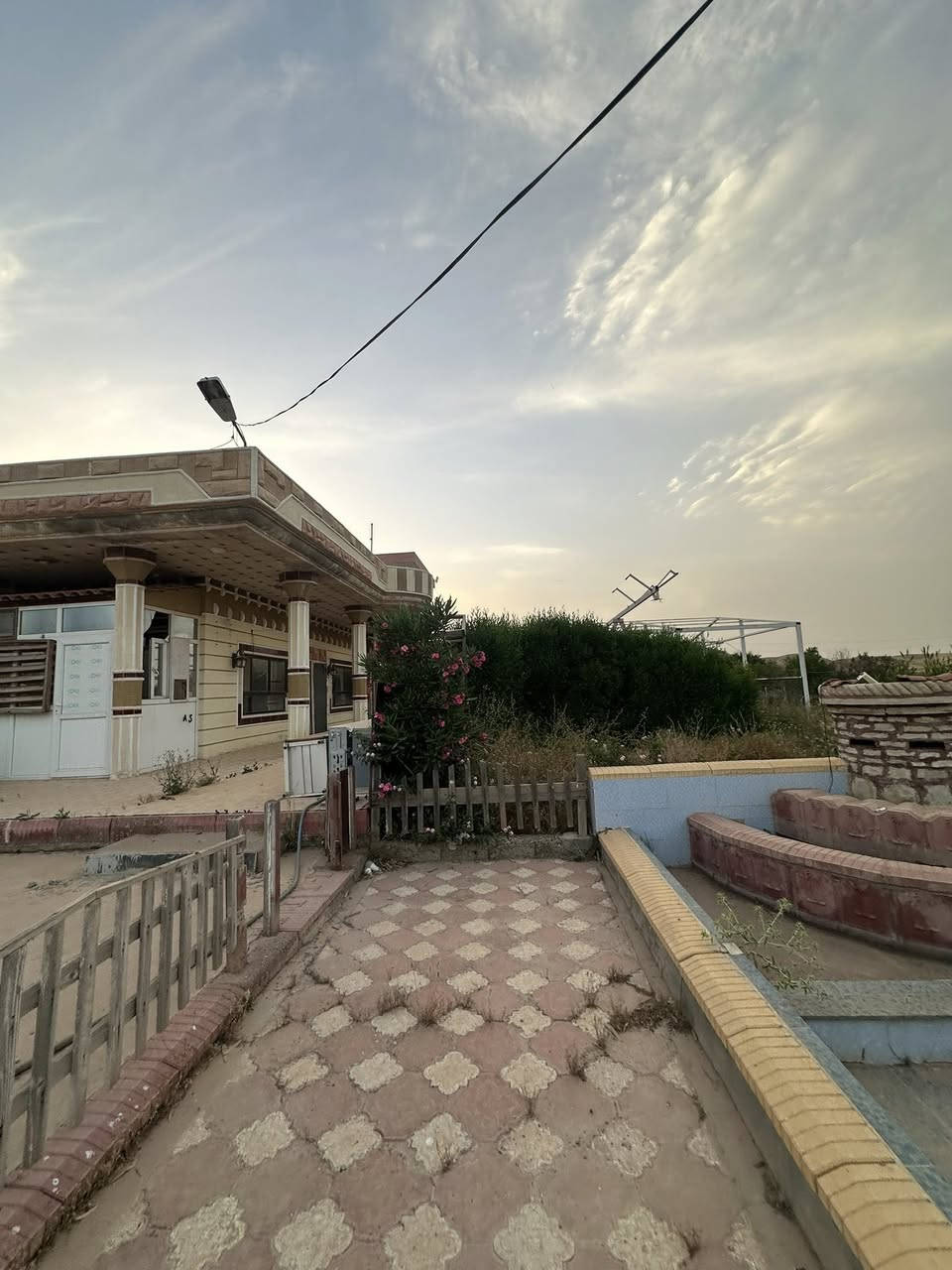 بيت وكراج 6 دونم للايجار + تئجير لجماعة شركات منذريه العنوان طريق منذريه في قاميشلان قرب منفذ الحدودي
بيت بي غرفتين وستقبال وهول وومطبخ ومجمع صحيات
+ سرداب تحت الارض
+ مساحات واسعه اطراف البيت 
للتريلات او تفريغ حمول 

للاتصال او واتساب ***********
