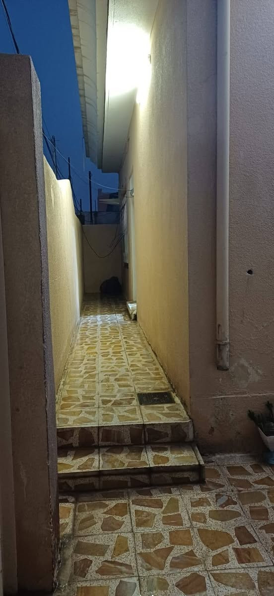 دار ركن للبيع في حي الاعلام  طابق ونص ملك صرف على ثلاث شوارع مساحته ١٥٠م مربع بناء نظيف
ط١/غرفتين نوم وهول واستقبال ومطبخ وصحيات وثلاث مناور وكراج
ط٢/ثلاث غرف نوم وهول وسطحين ناصي وسطح عالي
للإستفسار الاتصال بالأرقام التاليه حصرا من الساعه١١ صباحا حتى الساعه ١١ مساءا
***********
***********
