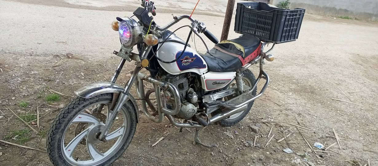 السلام عليكم ورحمه الله وبركاته 
دراجه جني نضيفه حلوة نقصها بس السلف 
مكانها الخالص الأسود بدون أوراق سعرها 300 
رقم تلفون ***********
