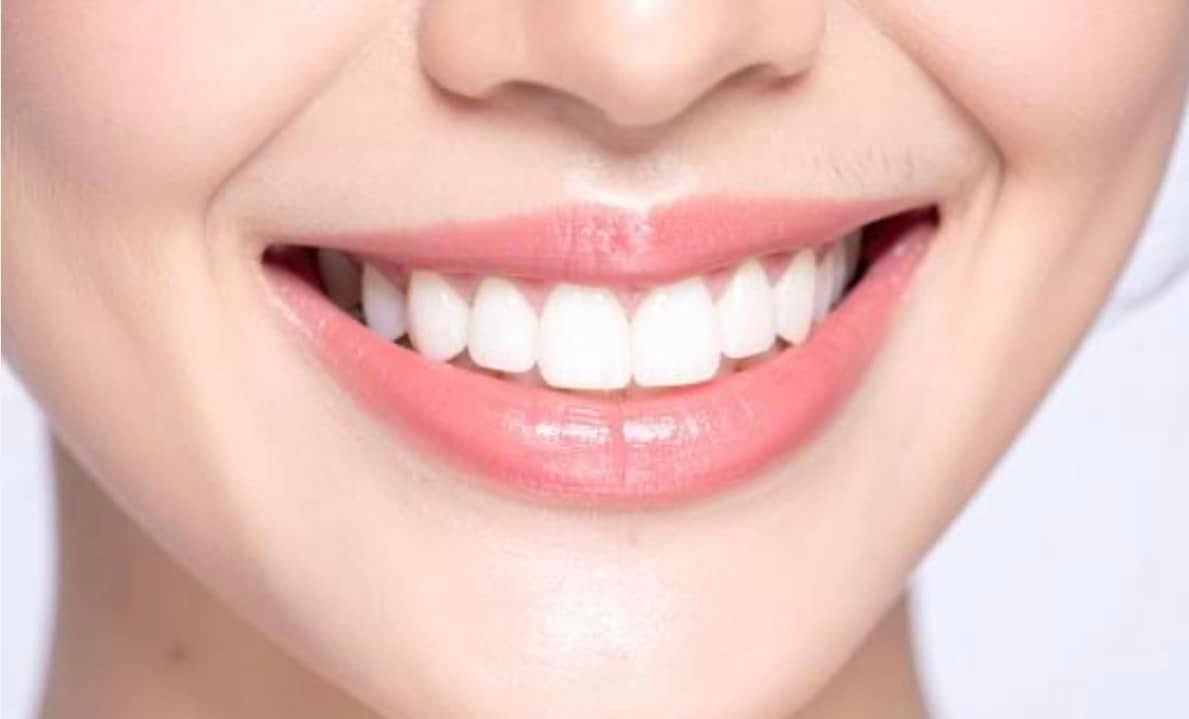 🦷 ✨ ابتسامتك… عنوان أناقتك

(( مجمع الطبيب الجراح ))

ابتسامتك… هي أول انطباع يدوم.

في مجمع الطبيب الجراح نمنحك رعاية متكاملة بأحدث تقنيات طب الأسنان، لنرسم ابتسامة تجمع بين الصحة والجمال والثقة.

✨ تبييض الأسنان باحترافية
🦷 زراعة الأسنان
✨ تقويم الأسنان
🦷 التركيبات التجميلية الثابتة والمتحركة
✨ حشوات تجميلية وعلاج العصب
🦷 تنظيف الأسنان وإزالة التصبغات

لأن الابتسامة الجميلة ليست رفاهية… بل أسلوب حياة.

دقة في العلاج… جمال في التفاصيل… وثقة تبدأ بابتسامتك.

📍 مجمع الطبيب الجراح – الكوت، شارع الهورة
احجز موعدك اليوم، وابدأ رحلة ابتسامة تدوم.

هذه الصيغة مناسبة للوحات الإعلانية الكبيرة، وتعطي انطباعًا راقيًا وفخمًا يتناسب مع هوية مجمع الطبيب الجراح
