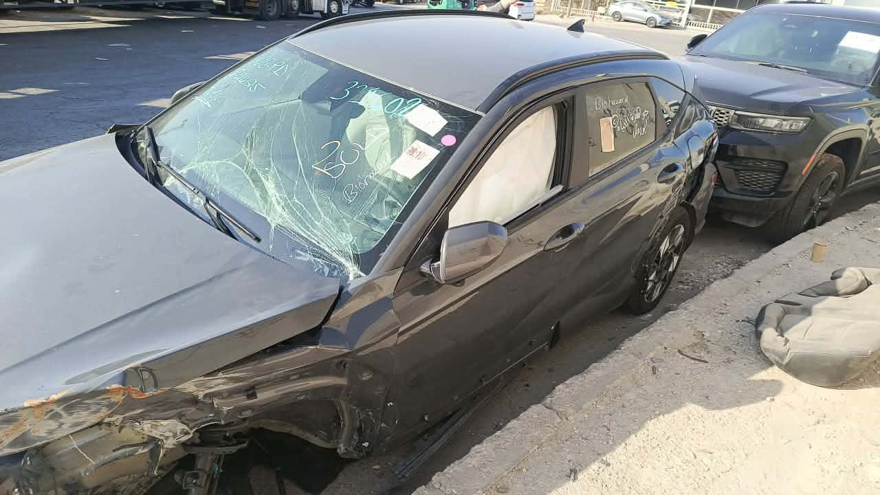 كونا 2025 فول مواصفات نقص فتحة
دخول جديد اوراقها باسمي
داخل ابيض
بصمه ابواب وتشغيل
فول تحكم
شاشه متصله
محرك 2000 دوش
تو ويل السيارة 
السعر 120 $ بيها مجال 
للبيع او المرواس
اي استفسار ***********
