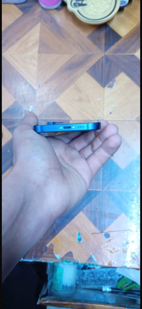 سلام عليكم 
للبيع ايفون 12 عادي لون ازرق بحري مميز مبدل شاشه والشاشه الاصليه موجوده بس بيها خط اخضر ذاكره ٦٤ بطاربه ٧٥ السعر ٢٥٠ وبي مجال قليل 
اتساب : ***********
