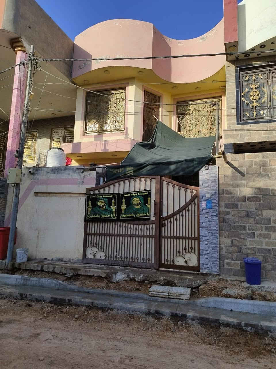 السلام عليكم بيوت عدد 2 طابقين مساحه الواحد 125 البيت الاول يحتوي على غرفه نوم ومطبخ وهول واستقبال وصحيات داخليه وخارجيه الطابق الثاني نفس بناء الارضي وبيتونه وسطح 
البيت الثاني يحتوي على غرفه نوم ومطبخ وهول واستقبال، وصحيات داخليه وخارجيه  الطابق الثاني غرفتين وصحيات وسطح ناصي + سطح عالي ملاحضه الحايط بينهن مشترك  للاتصال على الرقم  العنوان حله حي الضباط 2 خلف مجمع القضاه ***********
