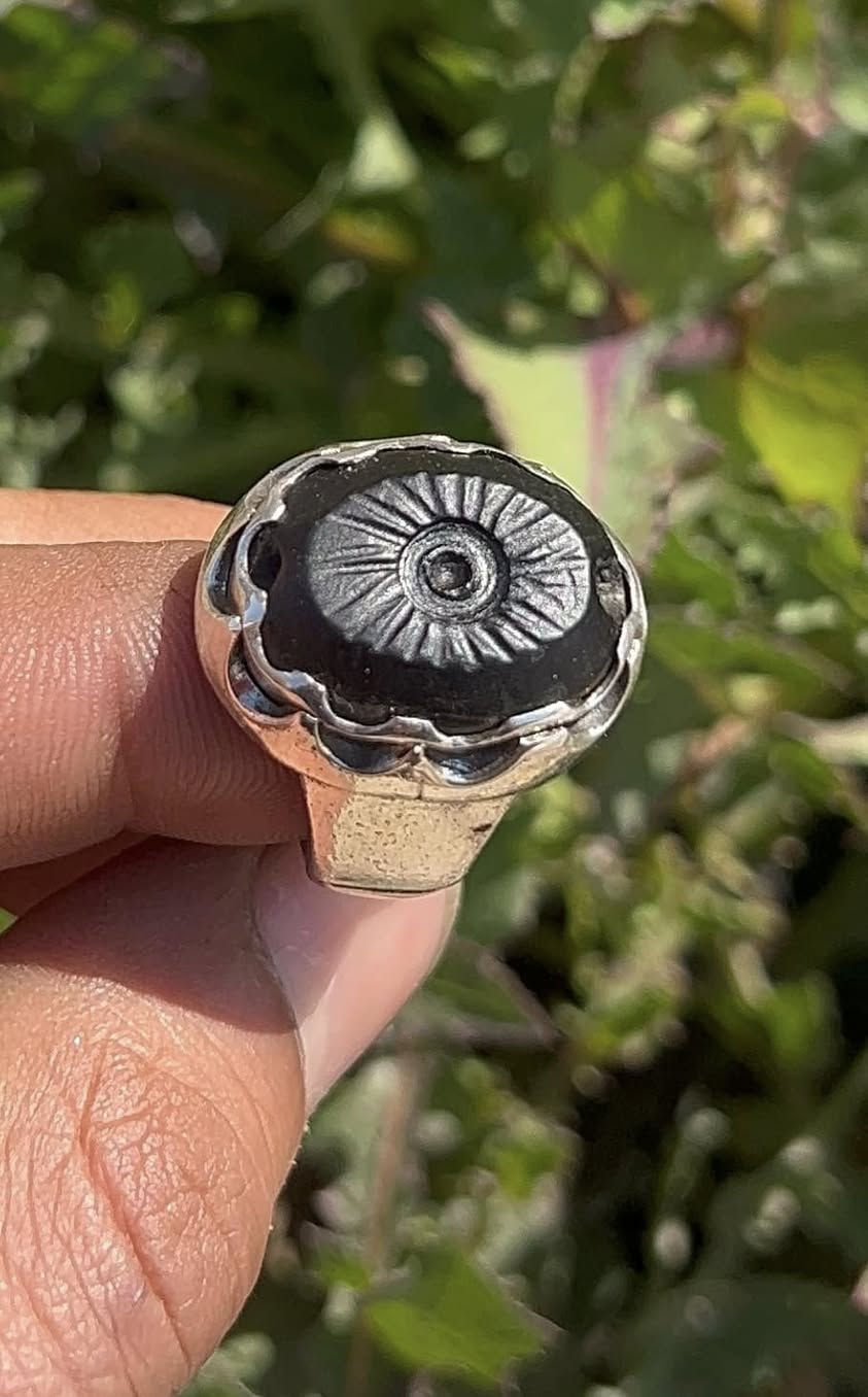 حجـر العقيق معه نوادره الجمـيله و المميـزه 
للاستفسار *********** 
كروب خان فرمان للاحجار الكريمة
