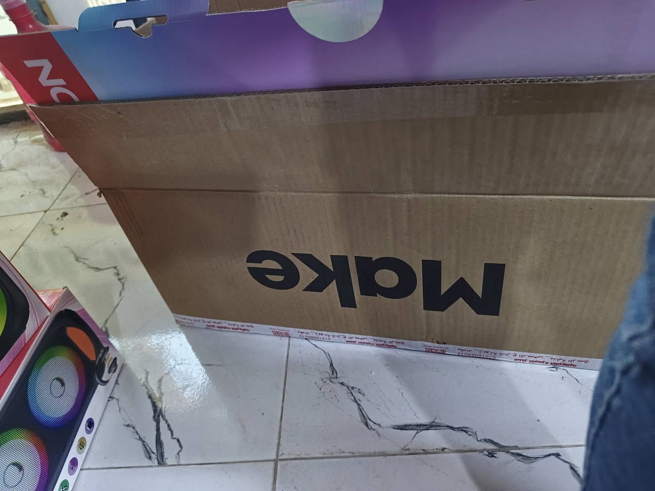 السلام عليكم اخوان سكوتر شحن بهدا الشكل للبيع اعلى سعر
هذا هو لوح توازن ذكي (Hoverboard) باللون الوردي، بحجم 6.5 بوصة، ويظهر أنه جديد داخل عبوته الأصلية.يتميز بوجود أضواء LED على العجلات ومكبر صوت بلوتوث مدمج للموسيقى.يمكنه دعم وزن يصل إلى حوالي 75 كجم (165 رطلاً) وسرعته القصوى تبلغ تقريبًا 10-12 كم/ساعة.


**إذا كنت صاحب هذا الإعلان وتريد حذفه لأي سبب، رجاءا أرسل رسالة إلى الدعم الفني**