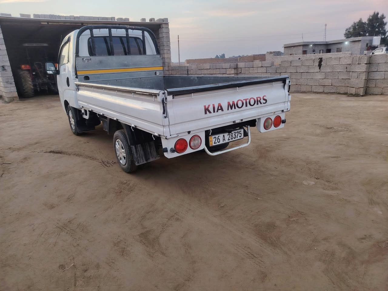 السلام عليكم للبيع كيا حمل موديل 2011
السيارة جديده مكفوله كفاله عامه  
الكشر شوفت العين  كير محرك تايرات كلو شرط 
تبريد تدفئه كهربائيات كلها شرط 
السيارة جاهزة للعمل بدون اي نقص 
رقم صلاح الدين بأسمي شرط التحويل 
مكان السيارة تكريت ناحيت حمرين
السعرللاستفسار اكثر اتصل 
*********** ملاحظه السياره كله شركه بلاديه
