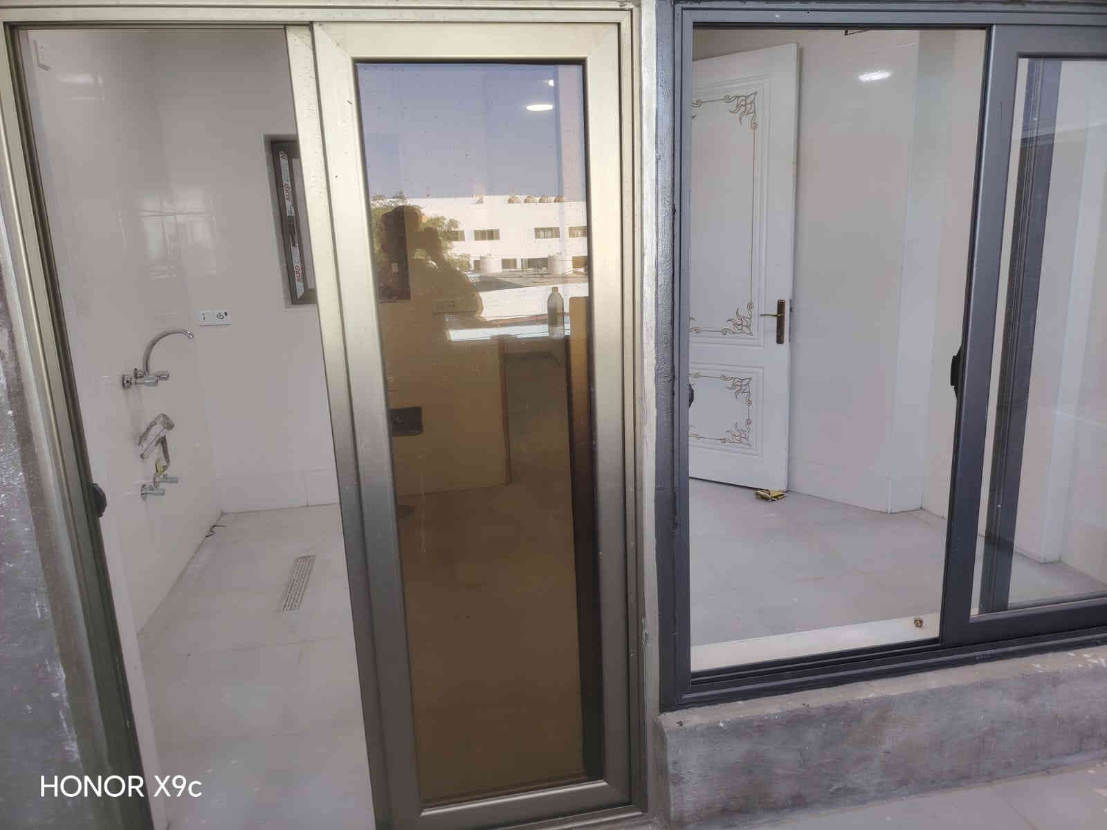 موجود بیت رکن, مقابل مجمع حکومي وليس اهالي, الزهور . يصلح شركه او معهد أو روضه... الخ، قریب على الحولي وهیت لاند.

البيت يتكون من: 

 ٤  غرف نوم, صاله عدد2, استقبال عدد ٢ 

صحیات عدد ٤, مطبخ عدد ٢،

بناء حديث

نظام دكتات مبرده

، تاسيس سبالت وتاسيس غاز

، تاسيس كاميرات تاسيس خط طاقه شمسيه وتاسيس انترنت

ساحة سیارات.. 

واجهه ركن 25 متر

الاستفسار: 

***********
