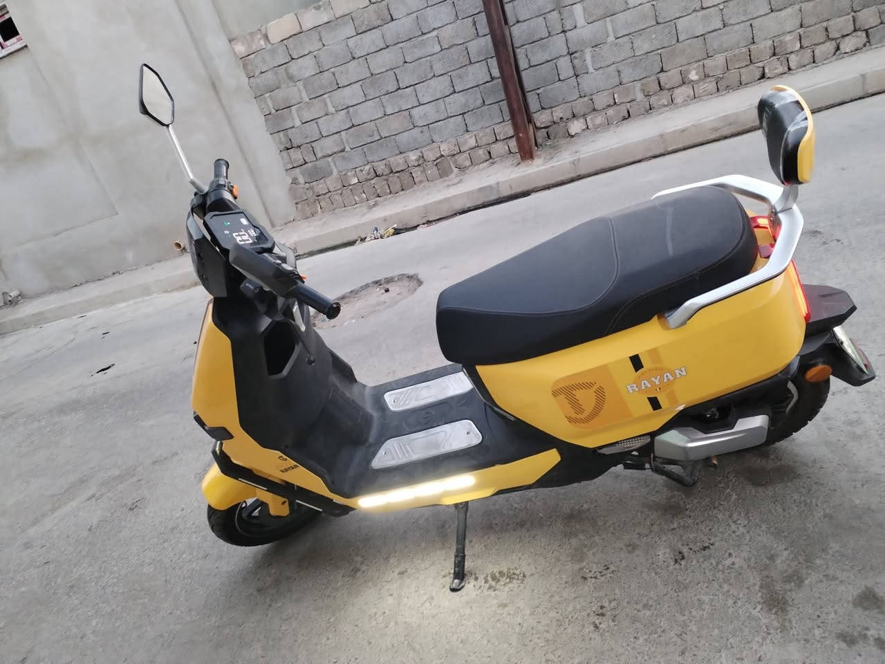 💥 دراجة كهرباء للبيع 💥
🍀 المواصفات....
🔴 النوعية المرغوب موديل 2026
👈مستعمل اخو الجديد 
👈 يمشي مسافة 60 كيلو متر 
👈 يحمل وزن 250 كيلو 
👈 السرعة 70 حقيقي 
👈 بيه ٤سرع 
👈 معاه بصمة دبل +دبل كارت 
👈 حجم التاير ١٢ مل بزون
👈 تحت الكشن صندوق 
👈 قفل مركزي عند إطفاء الماطور 
👈 قفل استيرن 
👈 بيه نظام ٦ بطاريات دبل
👈 بيه R يرجع بك   
👈 ضد الماي اذا تم غسله كامل 
👈 بيه USP لشحن الهاتف  
👈 اللايتات شغالة كلها والاشارات
👈 بلوتوث على الهاتف 
📍 المكان الموصل ايسر
 ماطور للبيع  الأصلي فول مواصفات موديل 2026 زيرو مستخدم شهر  فقط للستفسار على الرقم أو واستاب  مكاني موصل سوك النبي 

كلو وضع شركة شرط وشرط البطاريات والملف والعقل وين ما يعجبك ودي افحصو 
اللون المميز المرغوب شراي خبرني على رقمي (***********)
