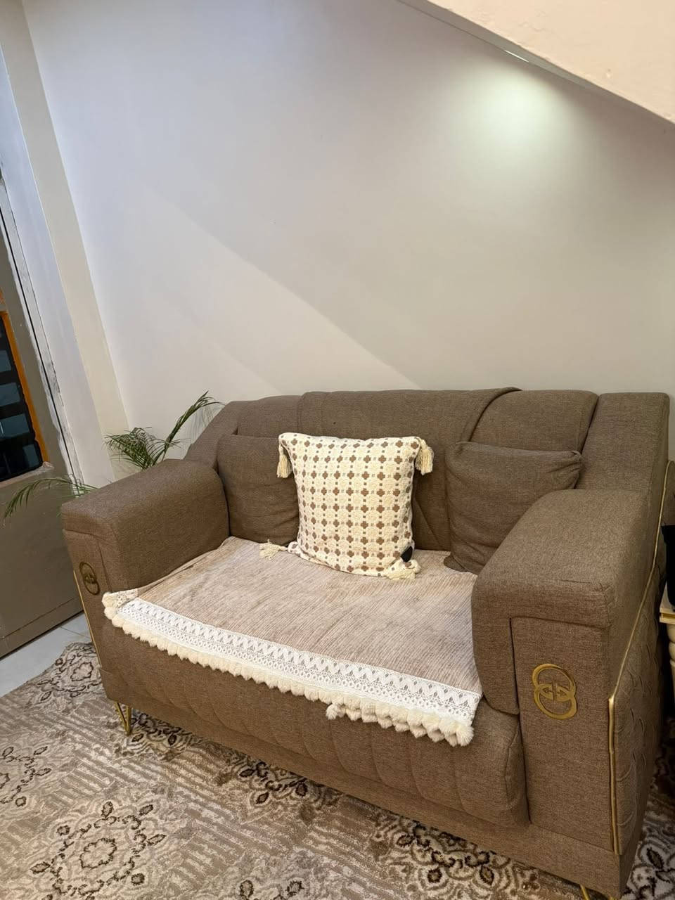 السلام عليكم تخم ١٠ مقاعد اخو الجديد نظيف جداً لبيع السعر ٥٠٠ وبي مجال بسيط 
العنوان البنوك والرقم *********** واتساب فقط
