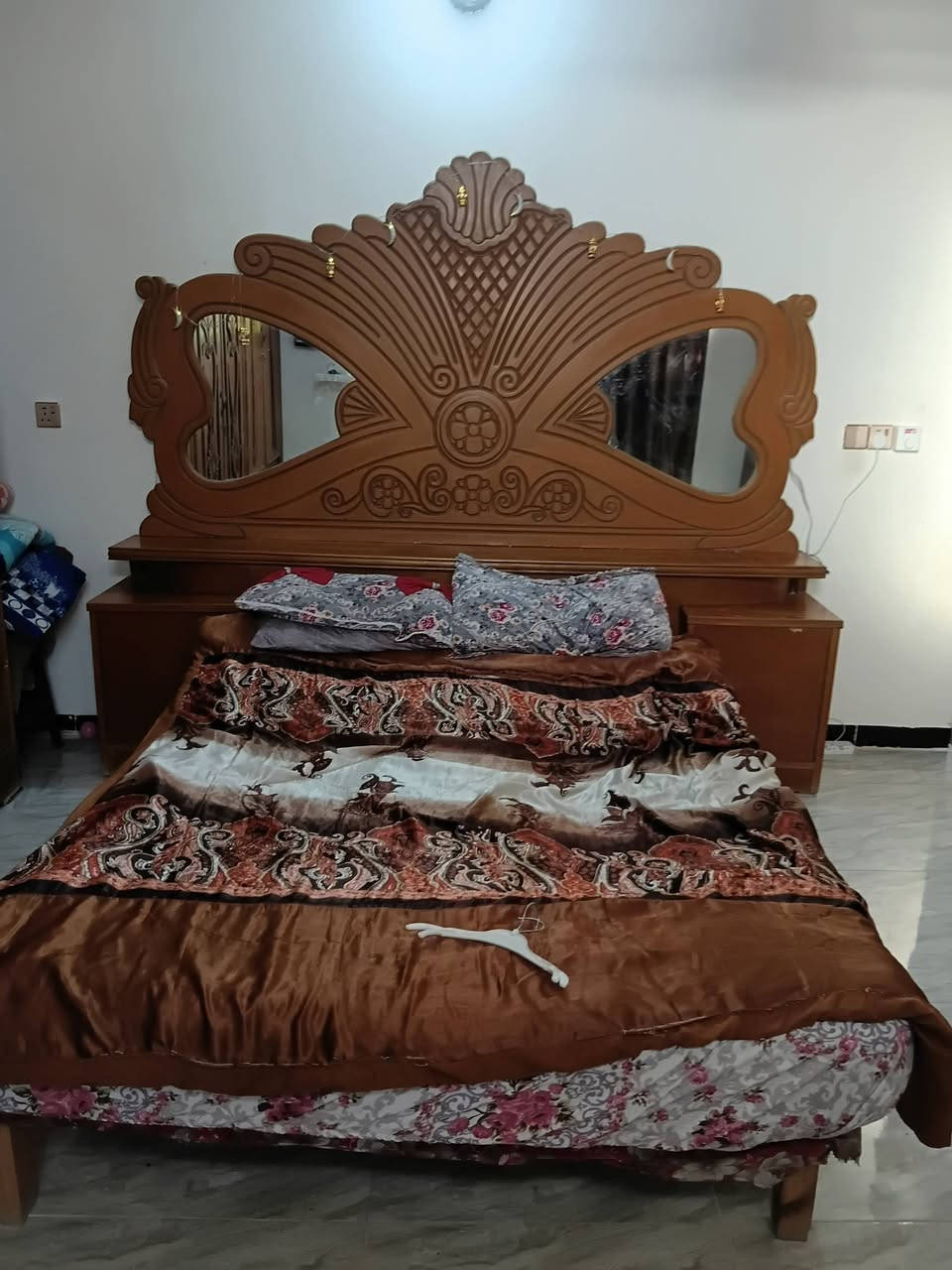 غرفه نوم للبيع خشب عراقي السعر ٣٠٠ وبيها مجال بسيط  تواصل على الرقم*********** يوجد توصيل بكروة
