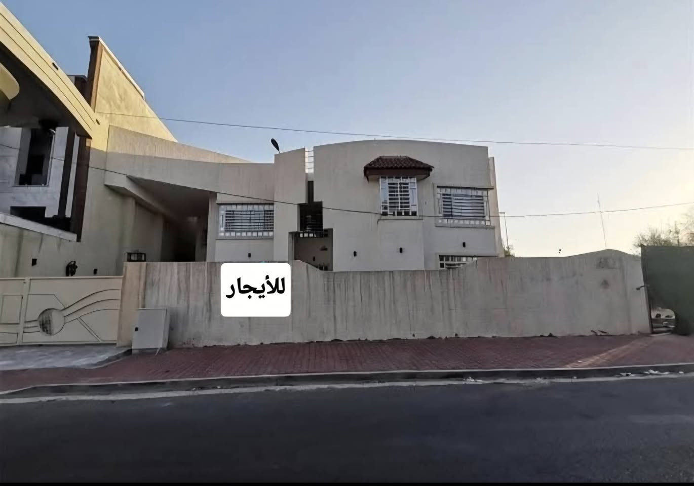 دار طابقين حديث
وكبير  للايجار يقع في كرادة مريم مقابل دائرة المشاريع لمتنزه الزوراء
والدار على شارعين (شارع عام رئيسي وشارع فرعي عرض ١٥متر)
يصلح ان يكون شركة او مركز طبي 
يحتوي على صالة كبيرة ومؤثثة بالكامل ومطبخ مؤثث بالكامل ومخزن وهول داخلي
وسبعة غرف كبيرة وخمس حمامات 
وتوجد منظومة كاملة للطاقة الشمسية تغذي البيت بالكهرباء عند انقطاع الوطنية والدار مجهّز بسبالت كنتوري وجداري
مساحة الدار
٨٠٠ م٢
مساحة البناء 
٤٠٠ م٢
وكما مبيّن بالصور 
و بالتعليق تجدون موقع الدار
للأستفسار الأتصال بالرقم 
***********
