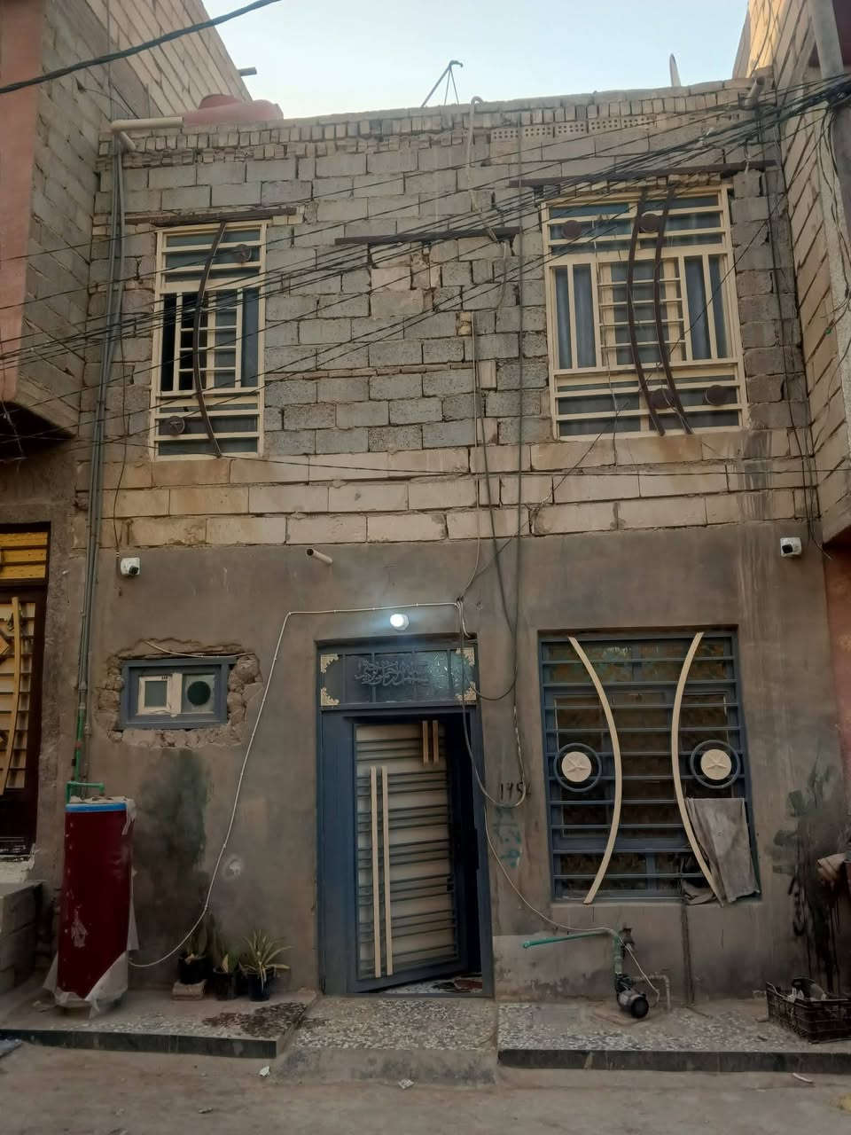 يالله بسم الله الرحمن الرحيم يتوفر بيت للبيع المساحه 50متر طابقين بناءً بلوك نهاية شارع الجاير في حي النواب البيت قريب كلش على الشارع العام يحتوي للبيت على 3غرف نوم وصاله ومطبخ وصحيات نوع العقار 117اقرب مكان إلى الامام الحسين يصلح البيت حسينه أو مبيت للزوار الاستفسار عن السعر ***********او***********
