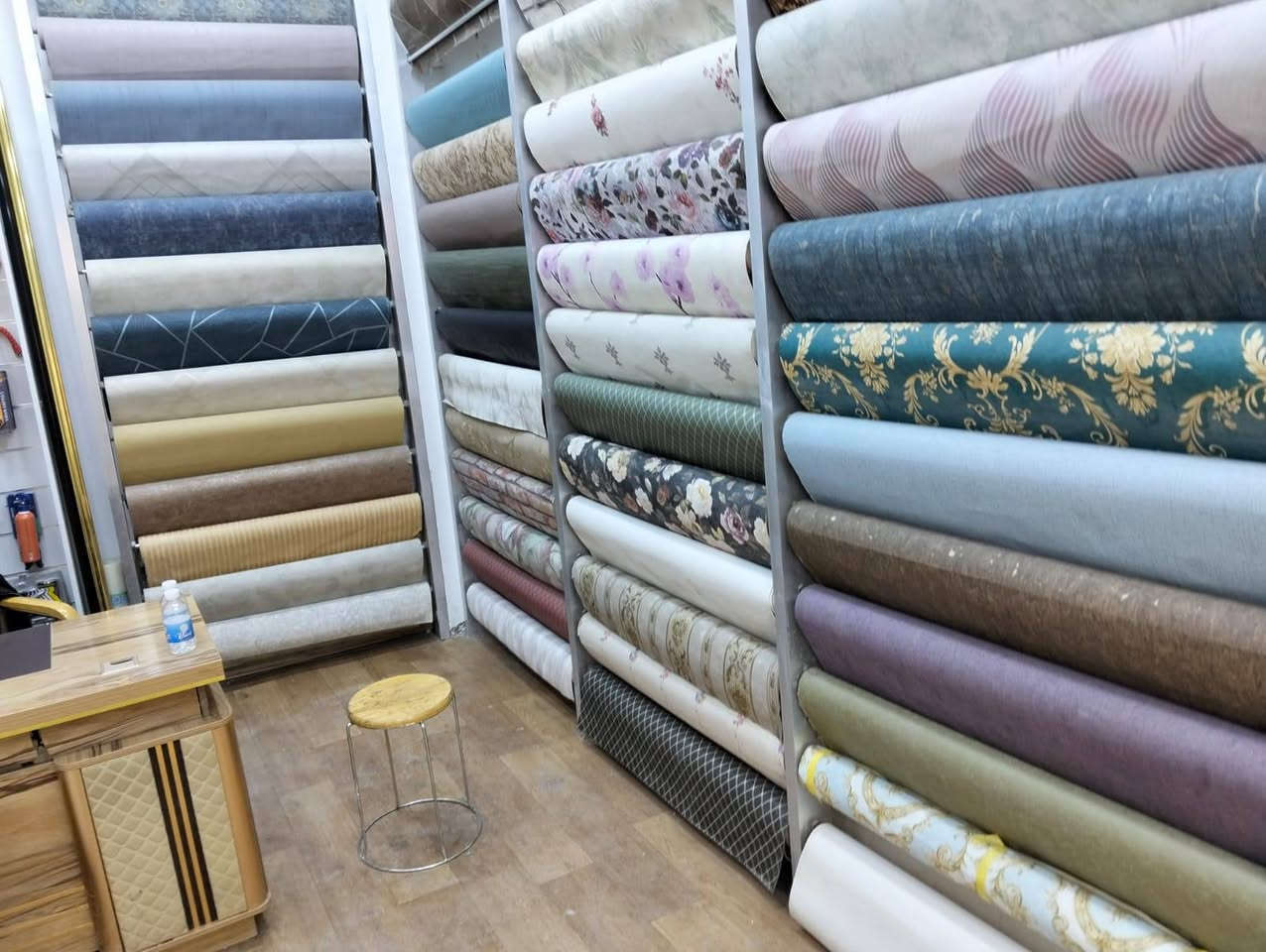 لازم انا الكرام يعني المكتبه انوار بغداد للديكور الحديث عن مرق جدران ماركه ارمادا وماركه ازال بطول 16 متر سعر الرول 20,000 دينار مع الماده عنواننا بغداد الجديده خلف البريد علما يوجد لدينا معمل لسحبات البورق والنقوش المغربيه والالواحد جبسون بورد وباسعار جمله رقم الهاتف***********
