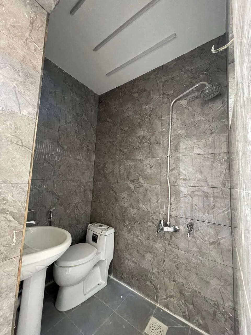 السلام عليكم بيت ترميم حديث الدوره الميكانيك قرب اسواق الكوخ شارع الفورتات للبيع او الايجار مساحة ١٠٠ متر نظيف ٣ غرف حمامين ومطبخ وطابقين 
***********
