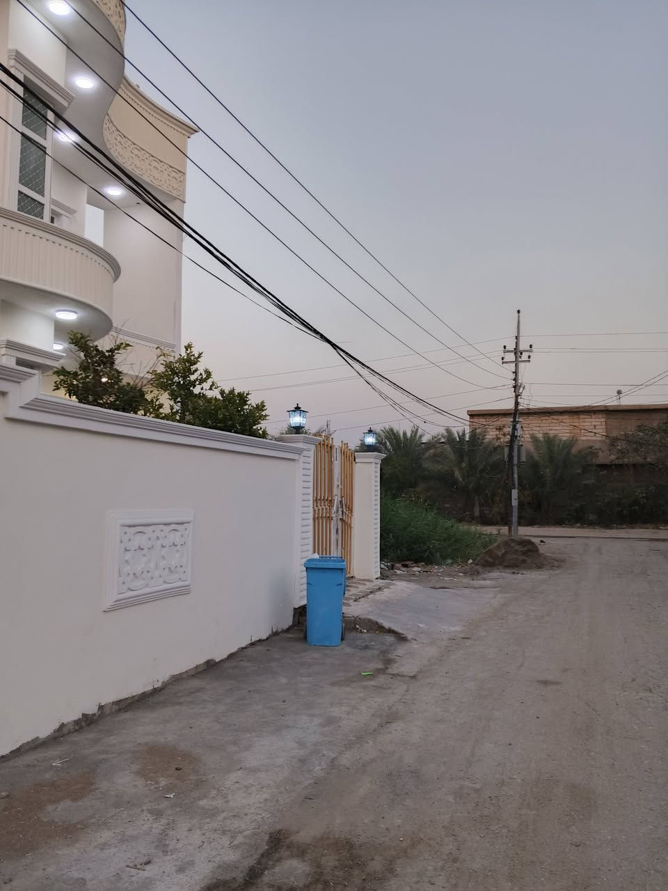بسم الله..،🏠 بيت للبيع 200متر دور الزراعه الثالثه بصف الركن قرب المستوصف.🏥زراعي ملك 📄صرف سند 25 يحتوي الدار ع إستقبال وهول ومطبخ وصاله وغرفتين ومنور وصحيات .. طابق الثاني 🏡غرفتين وصاله وصحيات . للاستفسار الاتصال ☎️***********   السعر 160. وبي مجال بسيط
