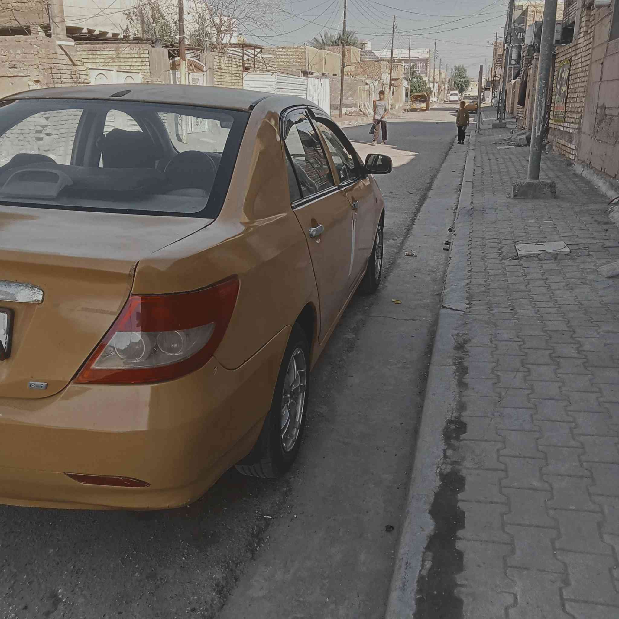 السلام عليكم بيوايدي مديل 10السياره بأسمي هزه جديده مصفره هيئه وغرامات .بيها ضربه بجاملغ الوره السايق بدون دواخل وجاملغ الامامي عكس السائق مبدل بسبب خياس كير محرك ممتاز .تبريد بس غاز وربط كهرباء بسبب تبديل المحرك واكف التبريد حسب قول الي اشتريت منه اني انطيك تبريد عاطل حته اعبر الموضوع تخم تاير جديد صدر جديد شلع الامامي حتى لوي وفلنجات جدد كهربائيات شغاله وجديده فقط العالي طافي وشغلته بسيطه .سياره محوله بأسمي صار شهرين بمرور الغزاليه .تفاصيلها كلها ذكرتها اليحب يتصل واني بخدمته ***********السعر 38وبيها مجال بسيط حك الجيه . مكان السياره بغداد الحسينيه  اعتذر عن الاطاله وغير متواجد على الفيس
