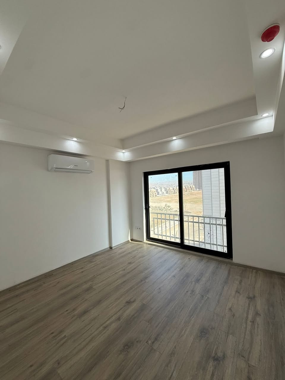 3غرف نوم
مطبخ و صالة 
3صحيات 
بلكونين 
طابق (6)
واجهة امامية 
لاستفسار اكتر اتواصل وياي علي واتساب 
***********
زيدان خلف
