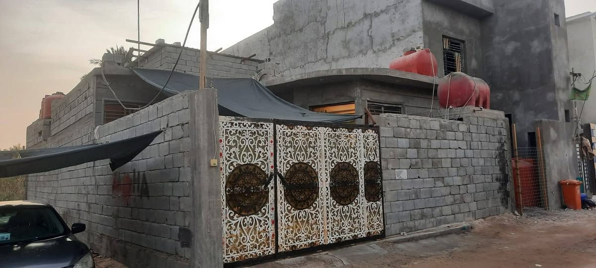 بيت للبيع مساحه 200 متر السقف كونكريت صب مسلح  بناء ابلوك  درجه اولا السعر 115 وليه مج
عنوان البصرة شط العرب التنومه البراجعه
قرب حسينيه فاطمه الزهراء  
طابو صرف زراعي
 صاحب الأرض عراقي  
متكون 
2 غرف نوم 5*4 
غرفه منهن بيه حمام
والديوانيه5*8 بيه قطع للغرفه الثالثه
  وصاله 
ومطبخ بارد5*4 +مطبخ حار 1.5/*3
مناور 2
كراج كبير
صحيات داخليه ...صحيات خارجيه 

 شاخه خلف البيت 
 
 
 اي استفسار ***********
السعر 115 وبيه مجال
