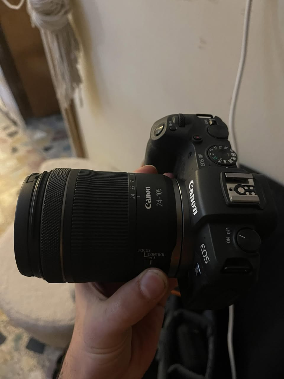 كاميرا Canon EOS RP ✨📸
السعر (مليون و٢٥٠ ) مع ملحقات 
بطاريات عدد ٢ ، شاحن ، حقيبة ، معدات تنظيف 
كاميرا فل فريم خفيفة وممتازة للتصوير الاحترافي وصناع المحتوى 👌

🔹 المستشعر: Full Frame CMOS
🔹 الدقة: 26.2 ميجابكسل
🔹 المعالج: DIGIC 8
🔹 نظام التركيز: Dual Pixel AF مع تتبع الوجه والعين
🔹 عدد نقاط التركيز: حتى 4,779 نقطة

📷 التصوير الفوتوغرافي:
▫️ سرعة تصوير متتابع 5 صور بالثانية
▫️ ISO من 100 إلى 40,000 (قابل للتوسيع)
▫️ تصوير RAW و JPEG

🎥 الفيديو:
▫️ 4K حتى 24/25 فريم (مع كروب)
▫️ FHD 1080 حتى 60 فريم
▫️ مدخل مايك خارجي

📺 الشاشة:
▫️ شاشة لمس مفصلية 3 إنج – ممتازة للفلوغ

📡 الاتصال:
▫️ Wi-Fi + Bluetooth

⚖️ الوزن: حوالي 440 غرام


**إذا كنت صاحب هذا الإعلان وتريد حذفه لأي سبب، رجاءا أرسل رسالة إلى الدعم الفني**