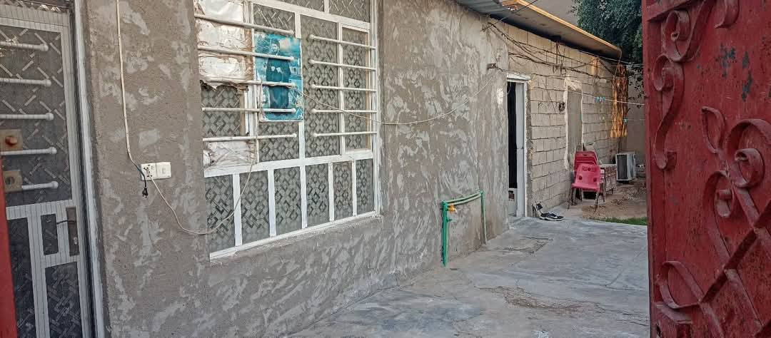 السلام عليكم دار للبيع تجاوز المنطقه بغداد  جسر ديالى القديم الرياض المساحه 200 متر مبني 100 يحتوي  غرفه نوم 5×4 مطبخ 4×4 استقبال 5×5 حمام داخلي اضافة الى  كلدور  و ترك داخلي وتواليت خارجي كهربائيات كامله وخطين كهرباء  اضافه الى سحب المولد والصحيات كامله  رقم الهاتف *********** وموجود عل فيس
