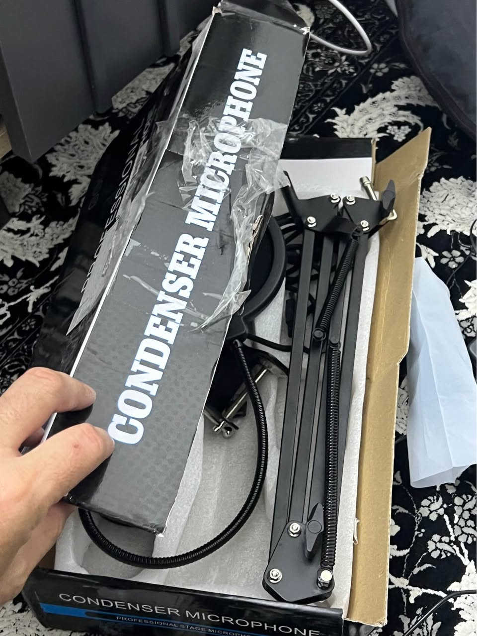 هذه الحزمة الكاملة هي لميكروفون مكثف (Condenser Microphone) مخصص للبث، البودكاست، أو الألعاب. إليك تفاصيل الأسعار المتوقعة في الأسواق العراقية (خاصة في أربيل):

تأتي هذه المجموعات غالباً من شركات صينية معروفة بتقديم جودة ممتازة مقابل السعر مثل **Fifine** أو **Maono**، أو ماركات اقتصادية مشابهة.

---

### 🔍 تفاصيل ومكونات الحزمة (بالعربية):

1. **الميكروفون (Microphone):** يحتوي على زر دائري للتحكم في مستوى الصوت (+ / - Vol) وزر كتم الصوت (Mute) وزر للتحكم بالإضاءة.
2. **فلتر البوب (Pop Filter):** الشاشة الدائرية السوداء لمنع الهواء والتشويش الناتج عن نطق بعض الحروف (مثل الباء والفاء).
3. **ذراع الحامل (Boom Arm Stand):** الذراع المعدني الأسود القابل للتحريك لتثبيت الميكروفون وتوفير المساحة على الطاولة.
4. **مشبك الطاولة (Desk Clamp):** القطعة الصغيرة لتثبيت الذراع بحافة المكتب.

إذا كان اسم الموديل أو الشركة المصنعة (Brand) مكتوباً على العلبة، شاركني به لأعطيك السعر الدقيق له في السوق حالياً. أربيل, العراق


**إذا كنت صاحب هذا الإعلان وتريد حذفه لأي سبب، رجاءا أرسل رسالة إلى الدعم الفني**