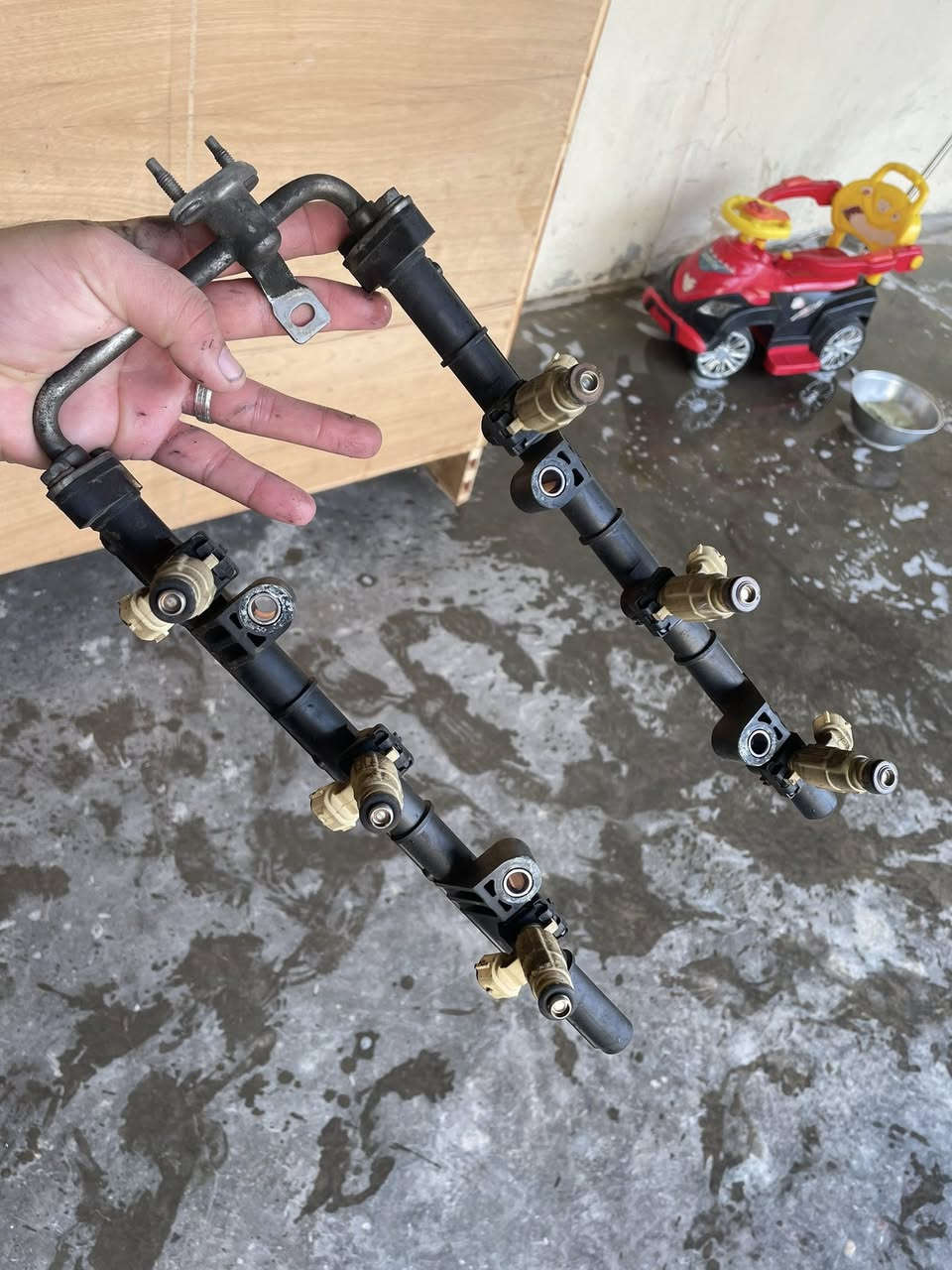 السلام عليكم
جويتر ازيره 2700 شغال شرط الفحص 
مسطره بخاخات كامله جديده ستوني فاتحه من مكينه حاويه 
ايرفلو شغال شرط الفحص 
حساسات vvt  جدد شرط الفحص 
حساس طرق عدد 2 شغال شرط الفحص 
رايدهن  ب200 الف 
***********
مكاني بالنجف
