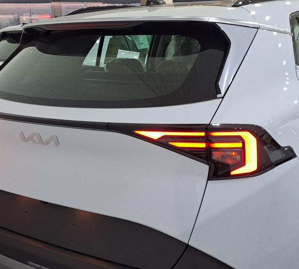 ♦️ كيا سبورتج الشكل الجديد  2️⃣0️⃣2️⃣6️⃣ Kia- Sportage ♦️

♦️فتحة سقف بانوراما بصمه+ كراسي كهرباء + صندوق كهرباء ♦️🚘

خاضعة لضمان الصيانة من شركة نم.
خمس سنوات أو 100,000Km

اليكم التفاصيل الآتية:

☑️ خليجي
✅️زيرو 
☑️ الموديل 2026
✅️ سعة المحرك 2.0L 
✅️ مرتبط بناقل حركة أوتو 6 
☑️ مفتاح التشغيل بصمة
☑️ تشغيل عن بعد 
✅️ بصمة دخول الابواب
✅️بانوراما 
✅️رادار نقطه عمياء 
✅️تبريد شاشة 
✅️ عدد AIR BAG 4‼️
☑️ حساسات أمامية 
☑️ حساسات خلفية
✅️ لايت زينون + LED
✅️ كشافات 
☑️ بك لايت LED
☑️ حجم الاطار 235/50R19 
✅️ ويل كب 19
✅️ 4 دسك
☑️ ماسحة خلفية
☑️ اريل نفكيتر 
✅️ دشبول شاشة 
✅️ شاشة Apple Car play and Android auto 
☑️ كاميرا دوارة
☑️ المقاعد جلد اخضر + شاموا اسود 
✅️ حركة المقاعد الأمامية كهرباء
✅️ تدفئة المقاعد الأمامية 
☑️ تدفئة المقود 
✅️ مثبت السرعة Cruise
✅️ المودات والأوامر الصوتية
☑️ أوضاع القيادة  Drive Mode
☑️ فحص أنظمة السيارة 
☑️ حساسات اطارات 
✅️ شفتات مقود
✅️ قطعتين تبريد
✅️ هاند بريك بصمة 
✅️ ا ABS
☑️ ا Auto Hold 
☑️ ا ISO Fex 
✅️ نظام مانع الانزلاق
☑️ نظام نزول المنحدرات
✅️ اشارة في المرايا الجانبية
☑️ مخرج منفذ الطاقة 
☑️ ا  Bluetooth / USB
✅️ بردة خلفية 
✅️ شاحن هاتف Wairlees
☑️ تطعيم الدواخل ألمنيوم 
✅️تطعيم الخارج اسود لماع
✅️مري اسود لامع
✅️شباك برونز 
✅️دفيوزر برونز 
☑️ويل كب اسود 
☑️مقاعد جلد 
☑️دركة خياط 

 أبعاد السيارة :
1️⃣ الطول 448 cm
2️⃣ العرض 187 cm
3️⃣ الارتفاع 167 cm

🎁السعر 40,650,000د.ع شامل الترقيم بغداد 🎁

مجموعة عراقنا لتجارة السيارات 

العنوان : بغداد معارض البياع 

اشتري بثقه💯🌹

***********

رابط الصفحه 

https://www.facebook.com/profile.php?id=61557668616037&mibextid=ZbWKwL
