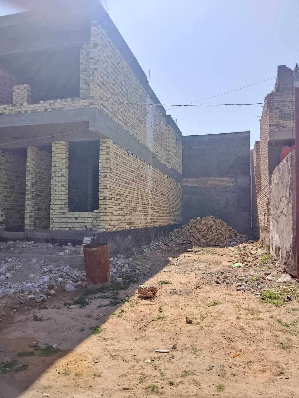 سلام عليكم للبيع قطعه 150م واجه 10نزال 15فيه هيكل طابقين في حي الحسين خلف بانزينخان  اليسار اول شارع قريب على الخدمي مقابل حديقه السعر 120 تليفون ***********
