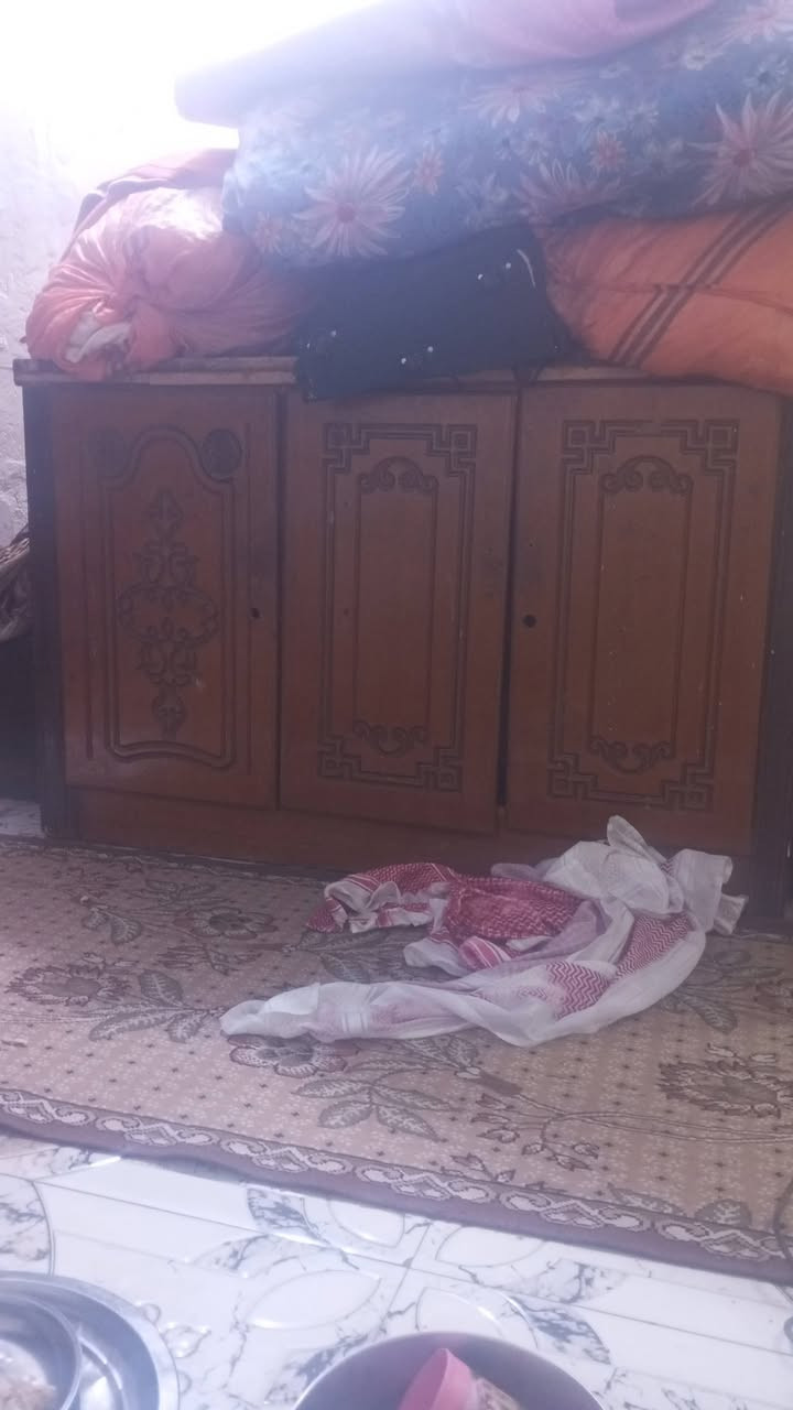 كنتور. اربعه بوب.  خشب.  سعر 120
بوفيا.  سعر. 50
ثلاجه سعر 140

غساله سعر 75
تنور  25

***********

مكاني حي اريدو
