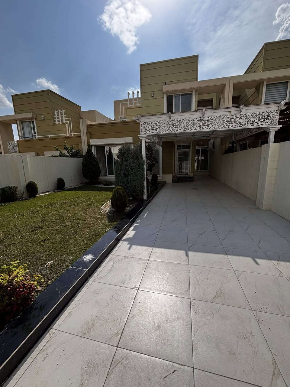 🏡✨ فرصة مميزة للسكن الراقي 

بمساحة كبيرة 268 م 

بيت للبيع في مجمع لانة ستي 🌿 

🔹 المساحة واسعة ومناسبة للعائلة  
🔹 تشطيبات حديثة واثاث مرتب
🔹 أمن وحراسة على مدار الساعة  
🔹 قريب من المدارس، الأسواق، والخدمات الأساسية  

💫 إذا كنت تبحث عن منزل يجمع بين الفخامة والهدوء، فهذا هو خيارك الأمثل.

📞 للاستفسار والحجز، تواصل معنا الآن ولا تفوّت الفرصة 

***********
