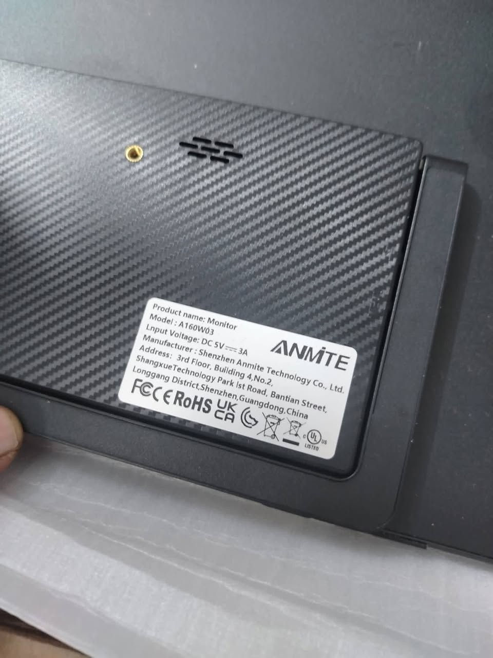 🚀 شاشة ANMITE المحمولة 16 بوصة: دقة الألوان في حقيبتك!
​إذا كنت تبحث عن شاشة ثانوية تجمع بين خفة الوزن وجودة الصورة الفائقة للعمل أو الترفيه، فإن شاشة ANMITE (Model: A160W03) هي الخيار الأمثل للمحترفين واللاعبين.
​✨ أهم المميزات:
​شاشة واسعة ودقيقة: تأتي بمقاس 16 بوصة وبدقة 1920 \times 1200، مما يعطيك مساحة رؤية أكبر من الشاشات التقليدية وبوضوح مذهل.
​دقة ألوان احترافية: مزودة بلوحة IPS وتغطية ألوان 100% sRGB، مما يجعلها الخيار الأول للمصممين والمونتير لضمان ظهور الألوان بشكلها الحقيقي.
​سرعة استجابة فائقة: زمن استجابة 3ms فقط مع معدل تحديث 60Hz، لتجربة عرض سلسة جداً للأفلام والألعاب بدون أي تأخير أو تشويش.
​تصميم كاربون فايبر فخم: ظهر الشاشة يتميز بملمس ألياف الكربون الجذاب الذي يوفر حماية إضافية وشكلاً عصرياً فريداً.
​سهولة التوصيل: تعمل بجهد 5V، مما يعني أنه يمكنك تشغيلها مباشرة من منفذ USB في اللابتوب أو عبر باور بانك.***********
